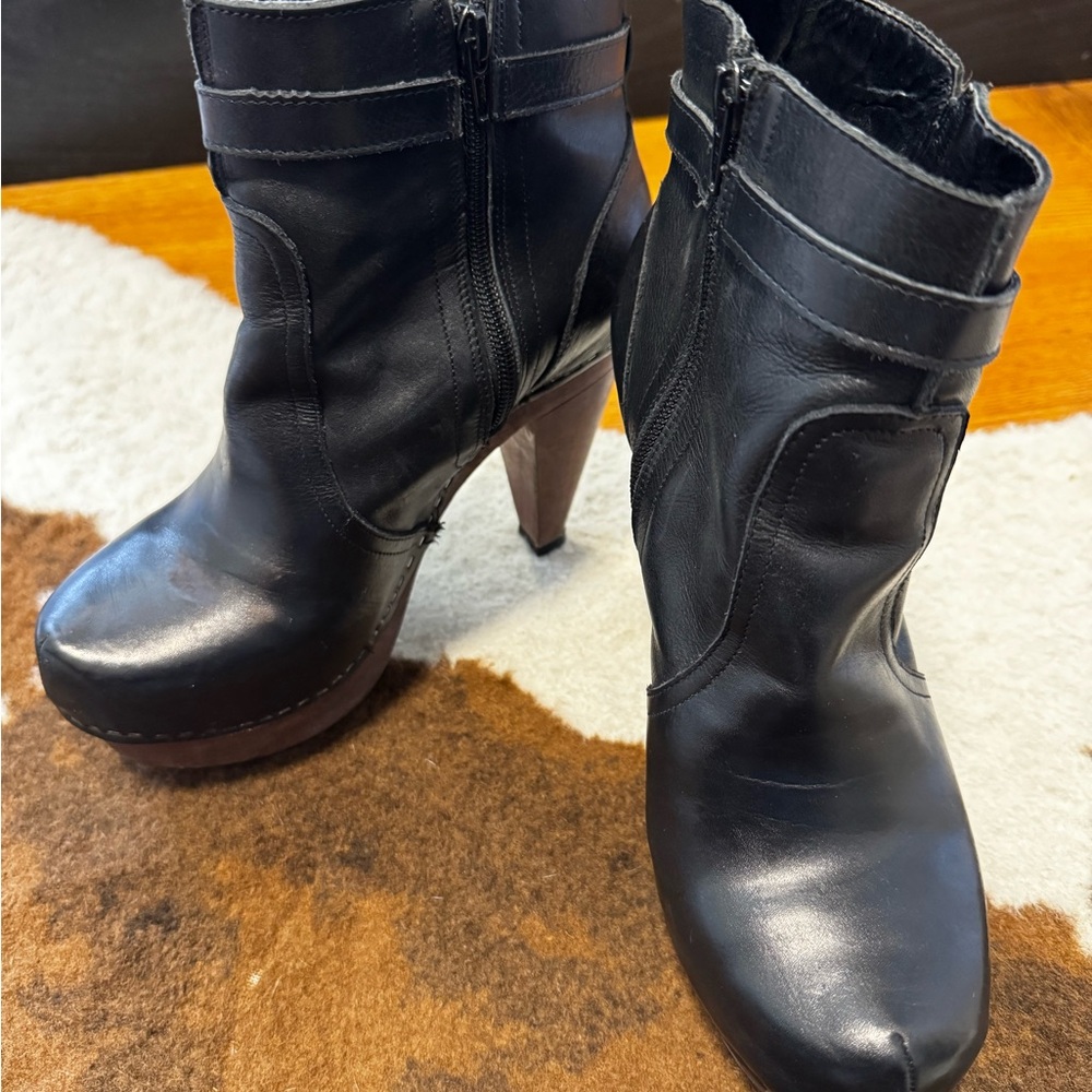 Stylish Black Heeled Ankle Boots with Tapered Heel and Smooth Leather